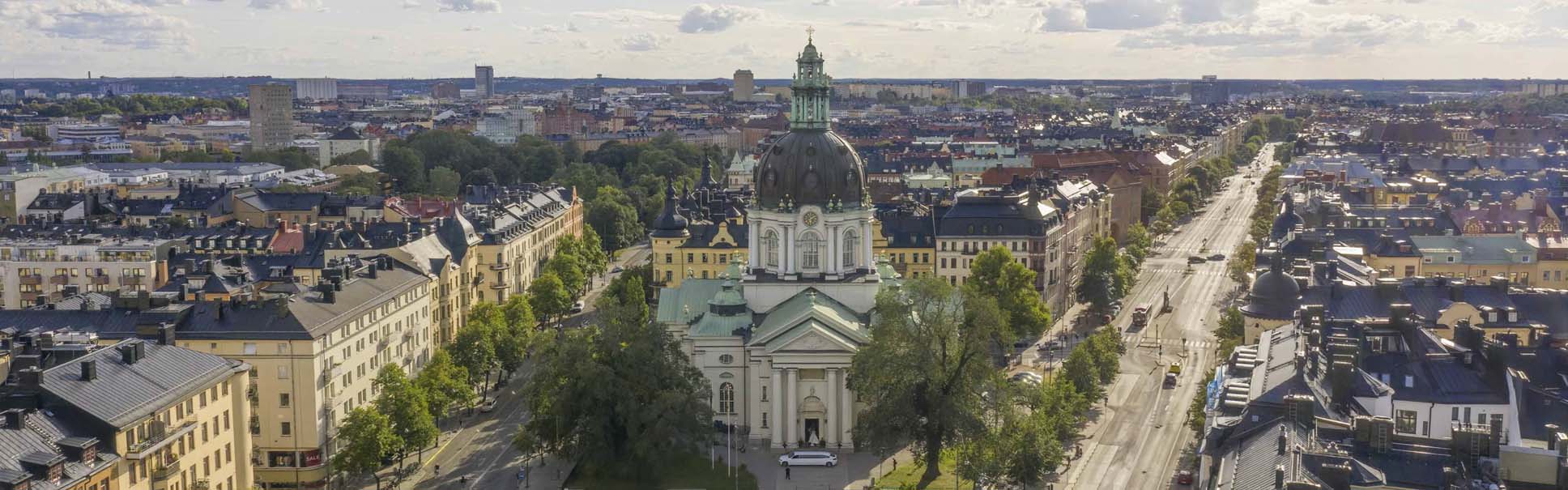 Flygfoto över Södertälje centrum med kyrkan i mitten, taget med drönare.