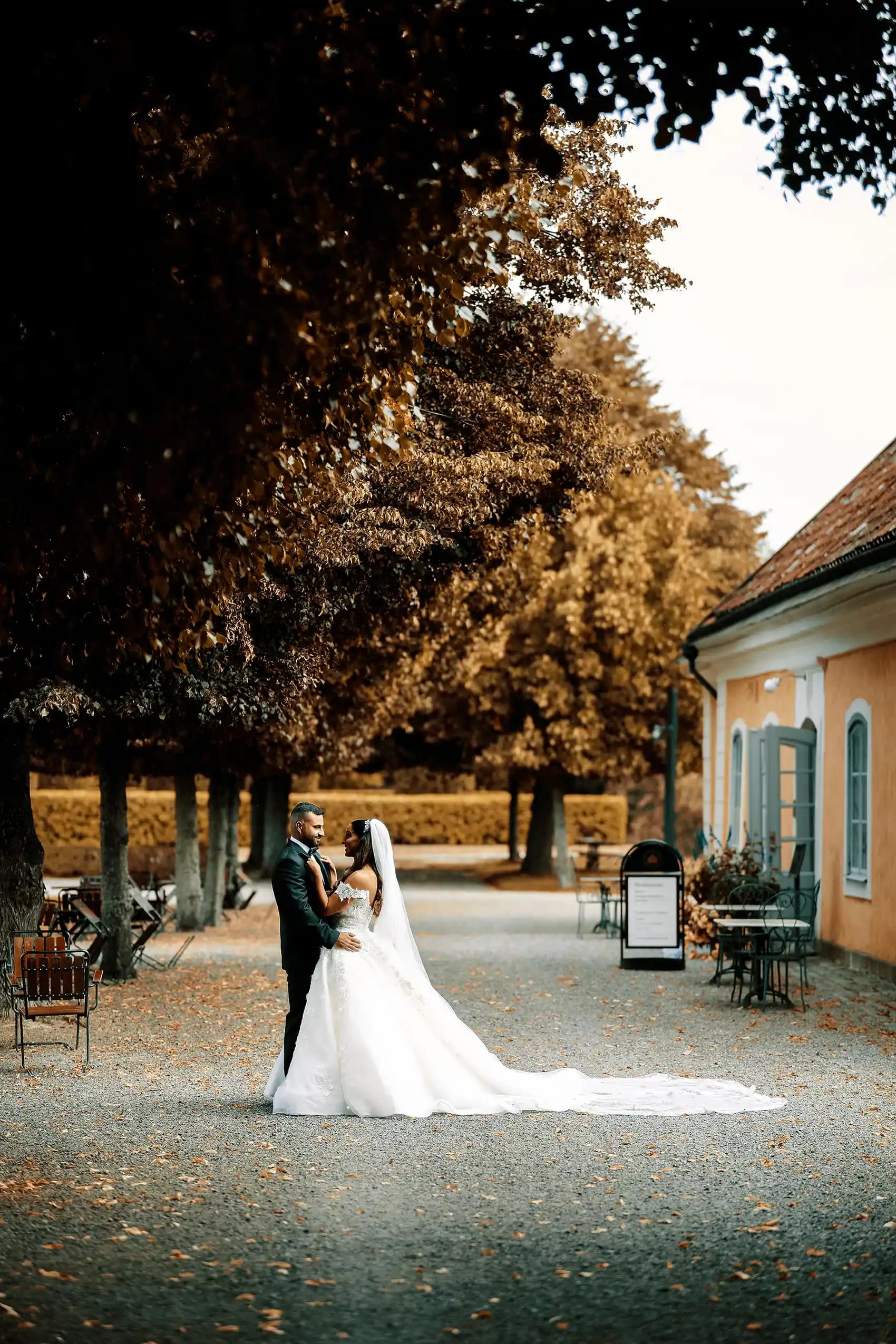 Nygifta som ler mot kameran utomhus.