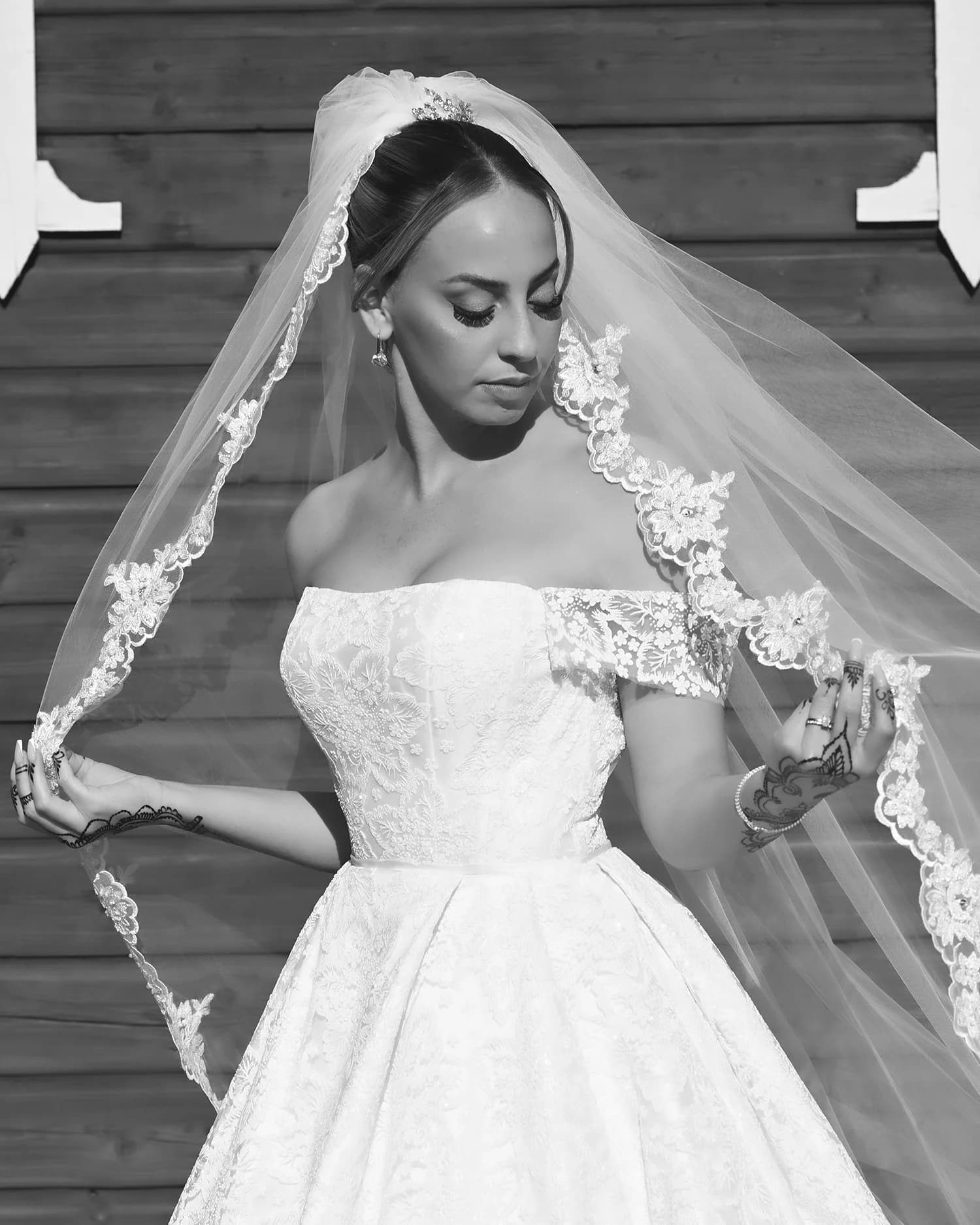 Nygifta bröllopspar som ler