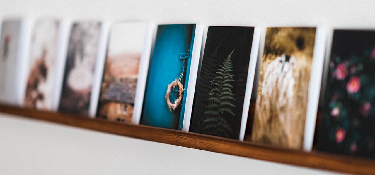 Framkallade bilder staplade på en hylla